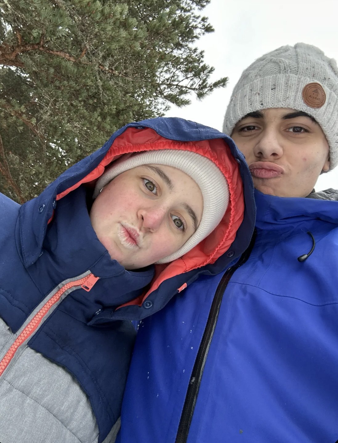 Un selfie à deux pendant une journée d’hiver.